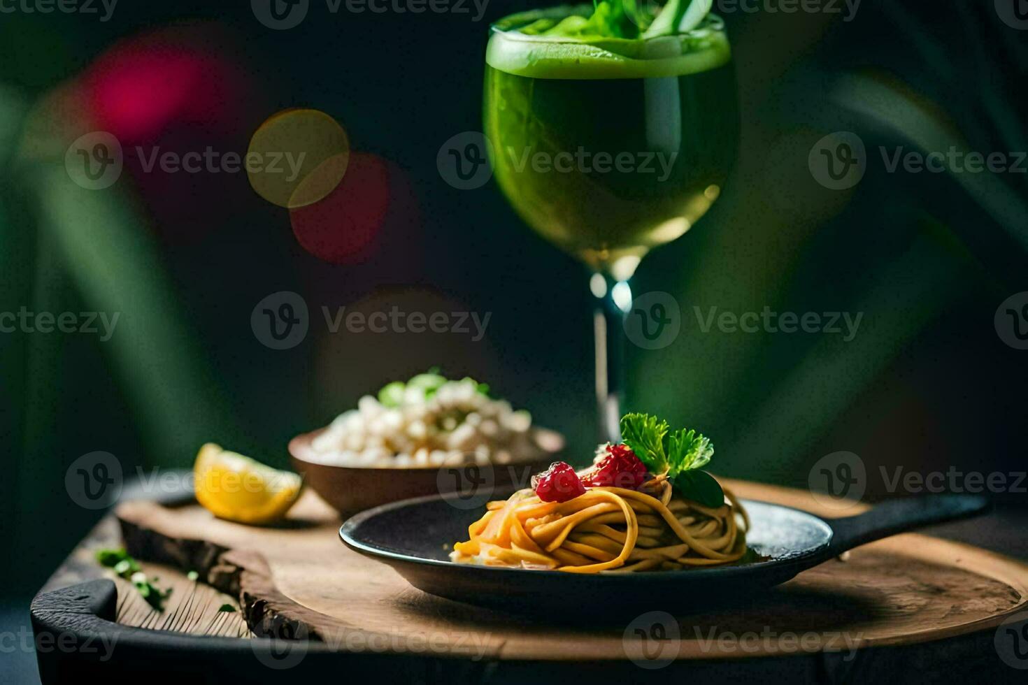 un vaso de verde jugo y un plato de pasta. generado por ai foto