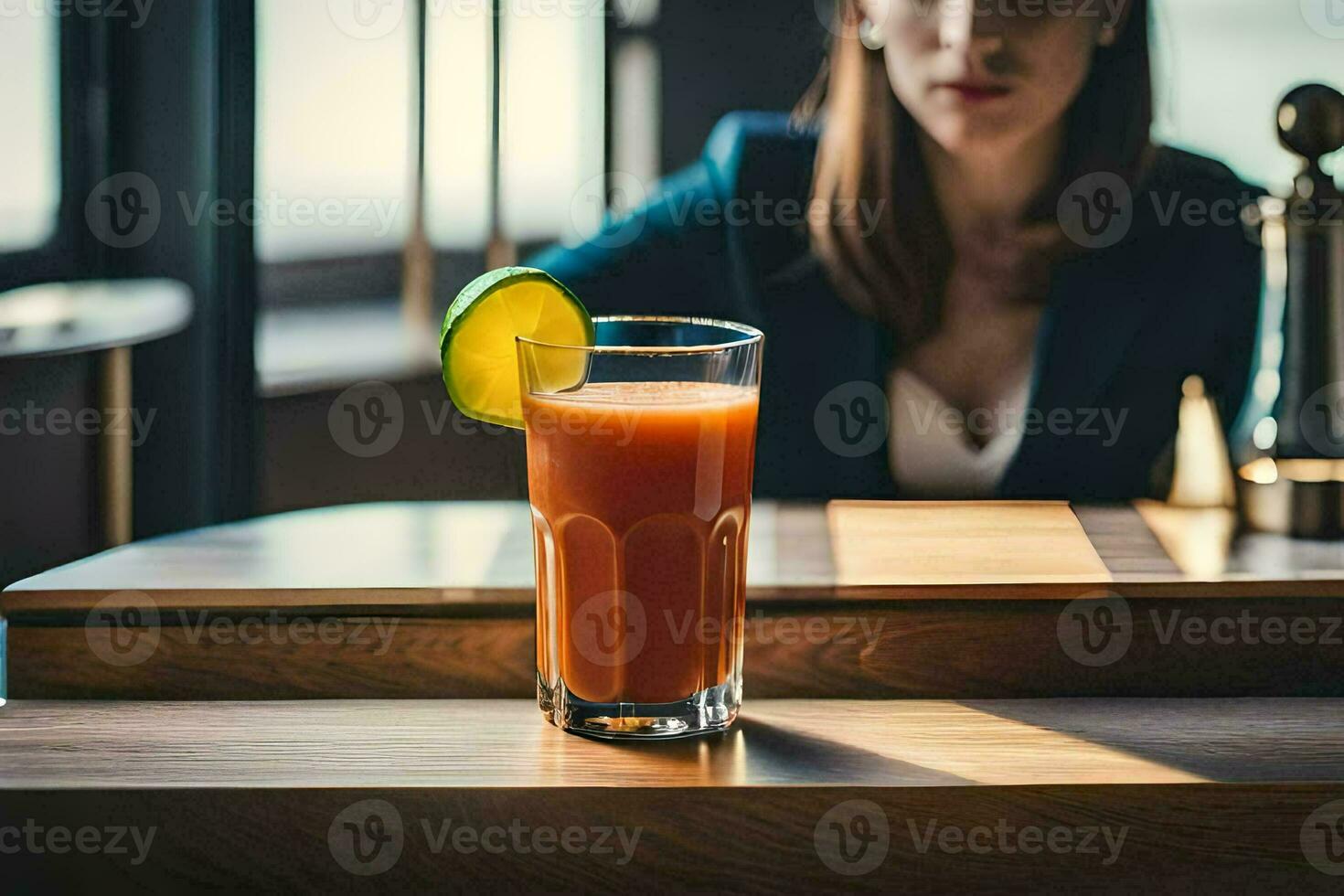 un mujer sentado a un bar con un vaso de jugo. generado por ai foto