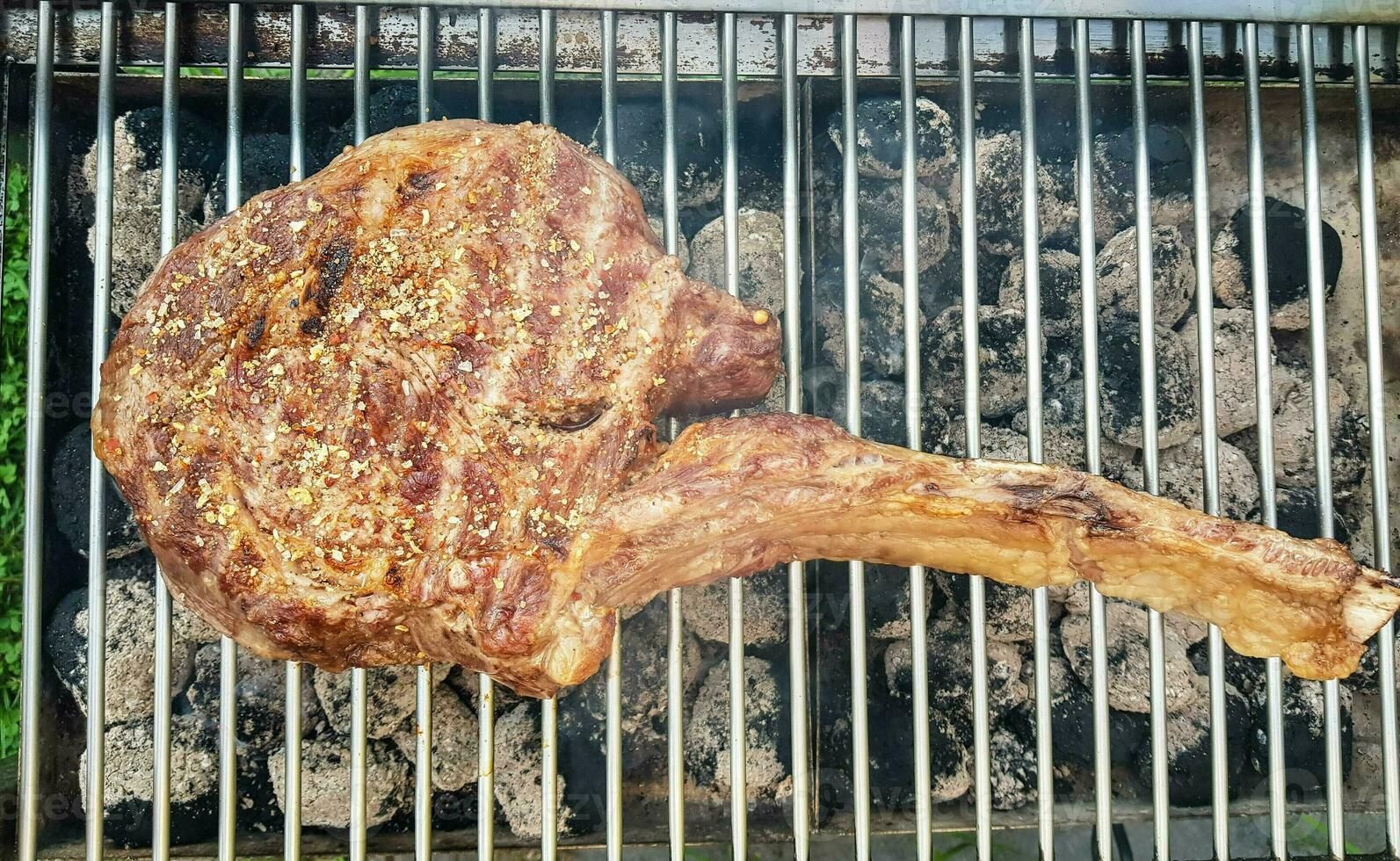 bistec tomahawk con hierbas y especias foto