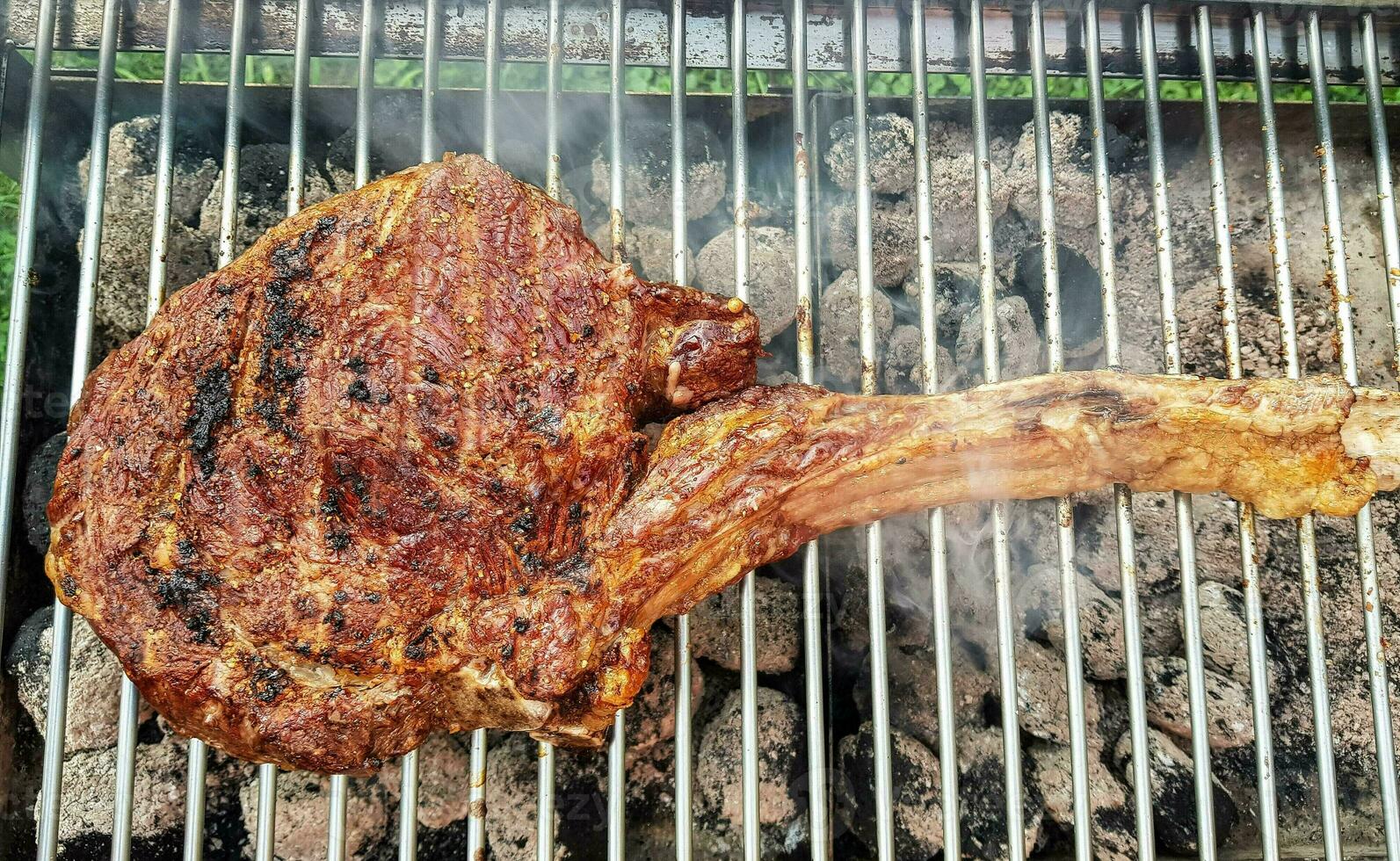 bistec tomahawk con hierbas y especias foto