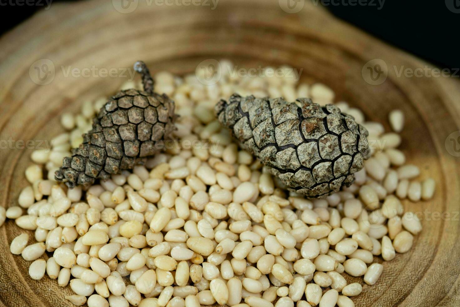 conos de cedro y nueces sobre madera de olivo foto