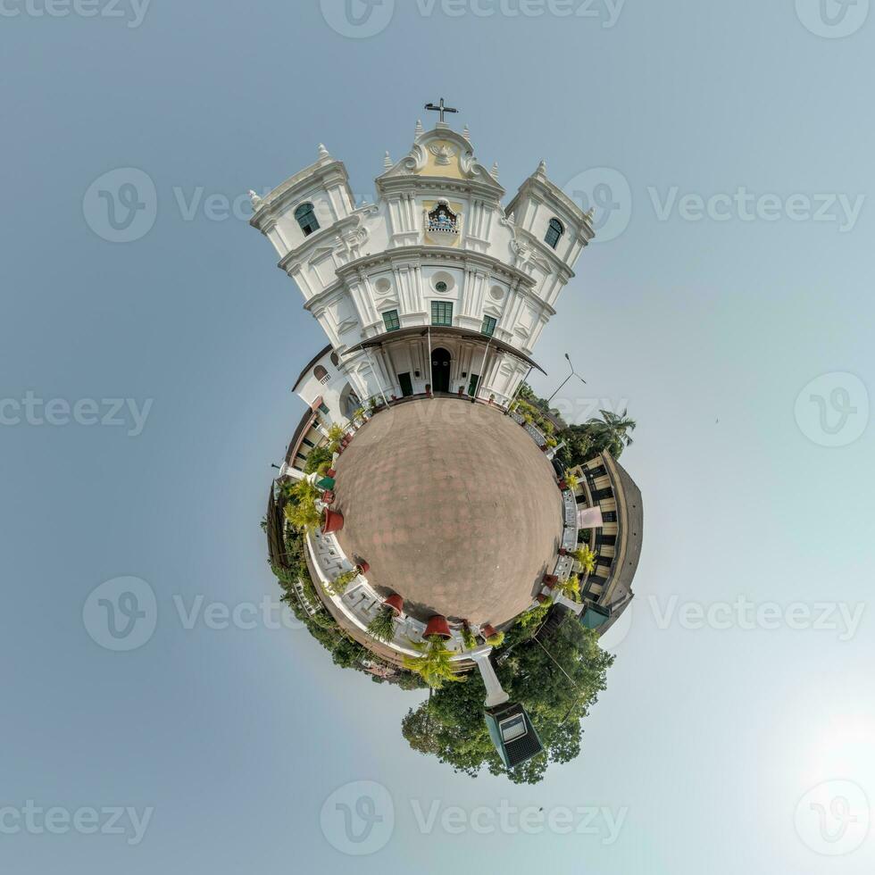 Portugal católico Iglesia en selva entre palma arboles en indio trópico pueblo en pequeño planeta en azul cielo, transformación de esférico 360 panorama. esférico resumen ver con curvatura de espacio. foto