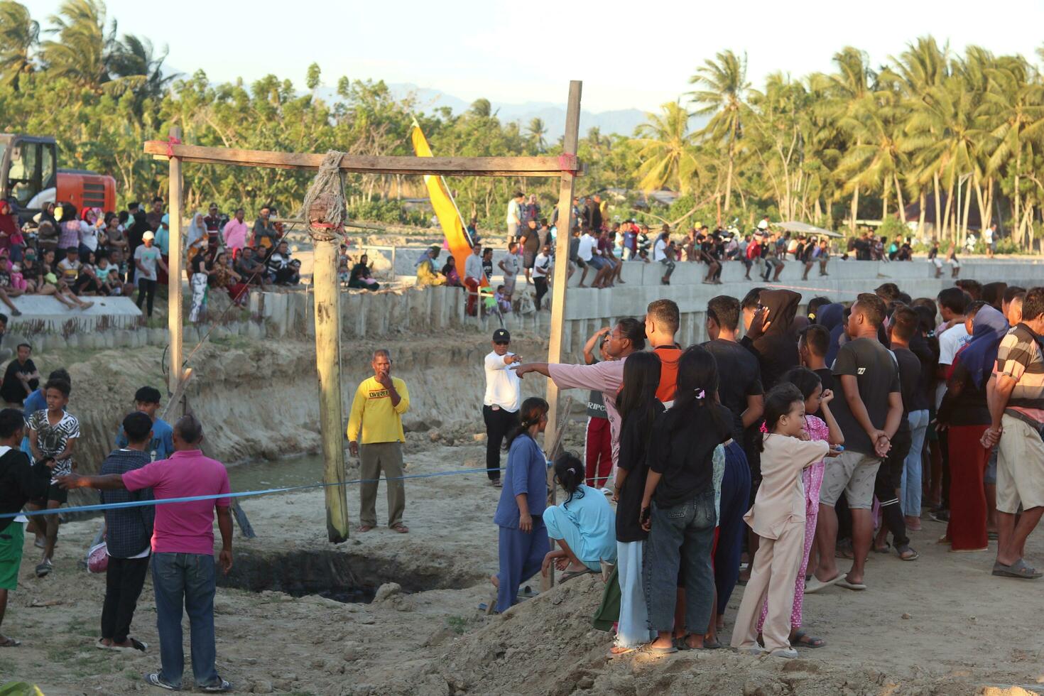 gorontalo, Indonesia - agosto 20 2023 - grupo de contento indonesio niños con lleno de barro es jugando Indonesia tradicional juegos llamado panjat pisang durante Indonesia independencia día foto