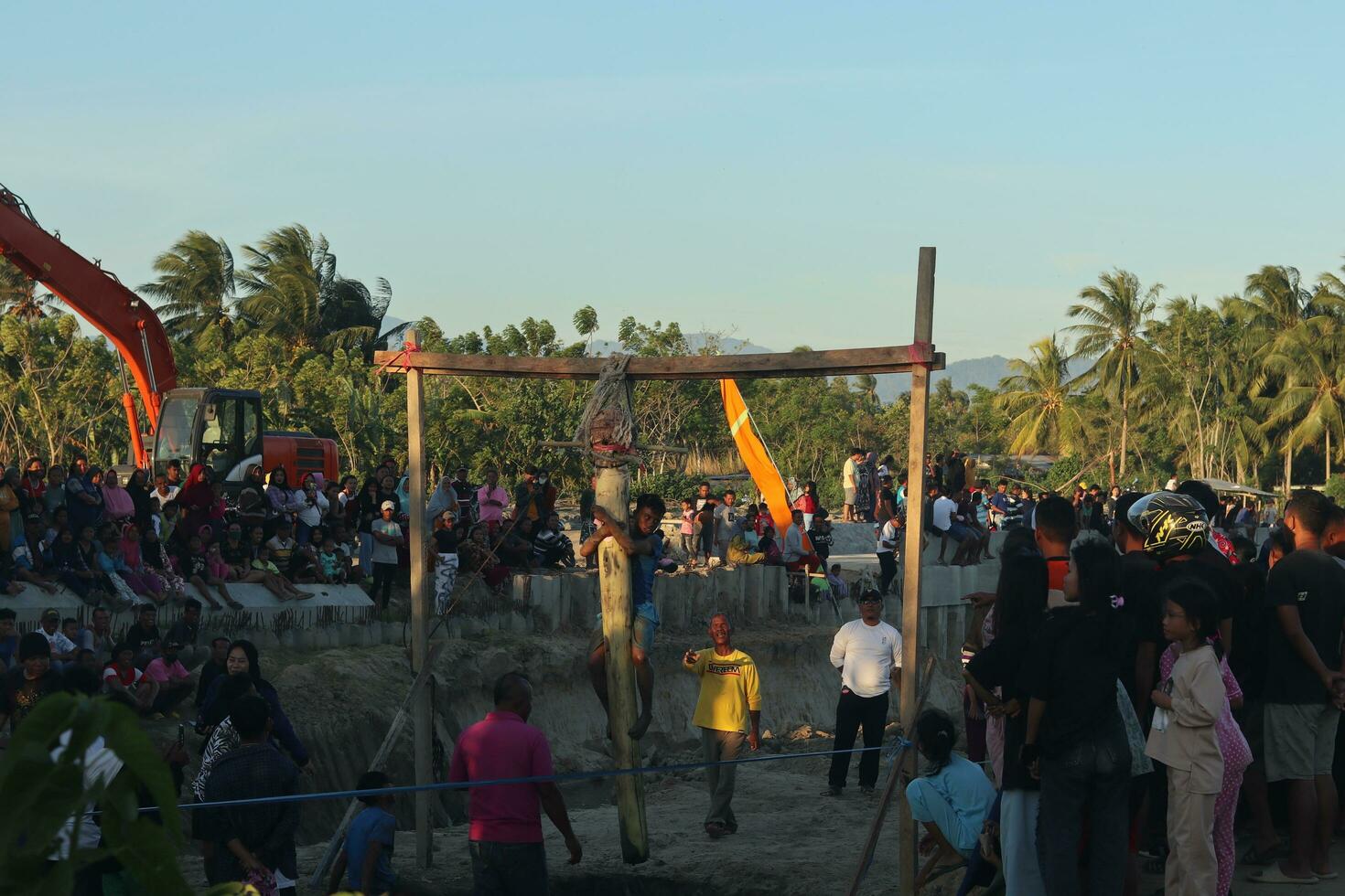 gorontalo, Indonesia - agosto 20 2023 - grupo de contento indonesio niños con lleno de barro es jugando Indonesia tradicional juegos llamado panjat pisang durante Indonesia independencia día foto