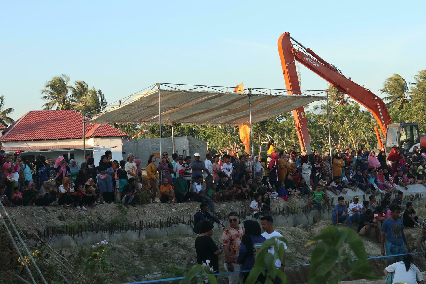 gorontalo, Indonesia - agosto 20 2023 - grupo de contento indonesio niños con lleno de barro es jugando Indonesia tradicional juegos llamado panjat pisang durante Indonesia independencia día foto