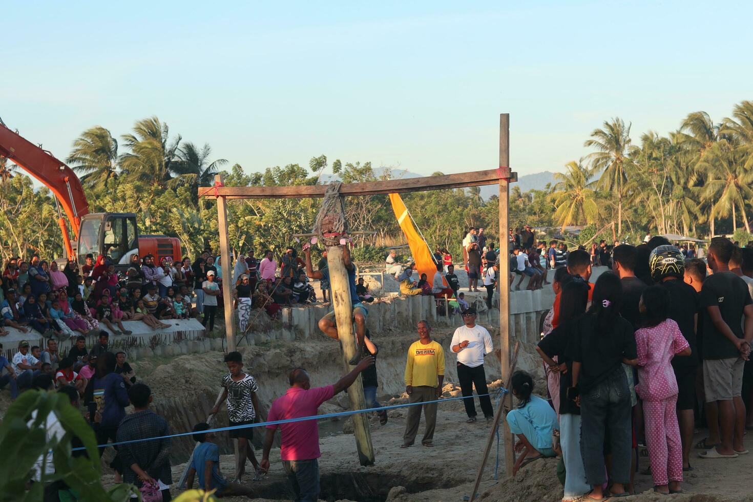 gorontalo, Indonesia - agosto 20 2023 - grupo de contento indonesio niños con lleno de barro es jugando Indonesia tradicional juegos llamado panjat pisang durante Indonesia independencia día foto