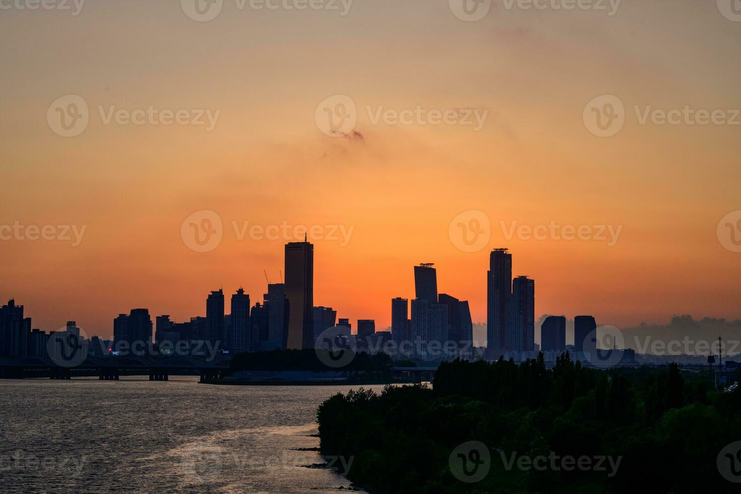 el noche ver de el ciudad de yeuido, un Alto edificio, Disparo a Dongjak puente en Seúl a puesta de sol foto