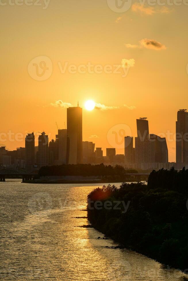 el noche ver de el ciudad de yeuido, un Alto edificio, Disparo a Dongjak puente en Seúl a puesta de sol foto