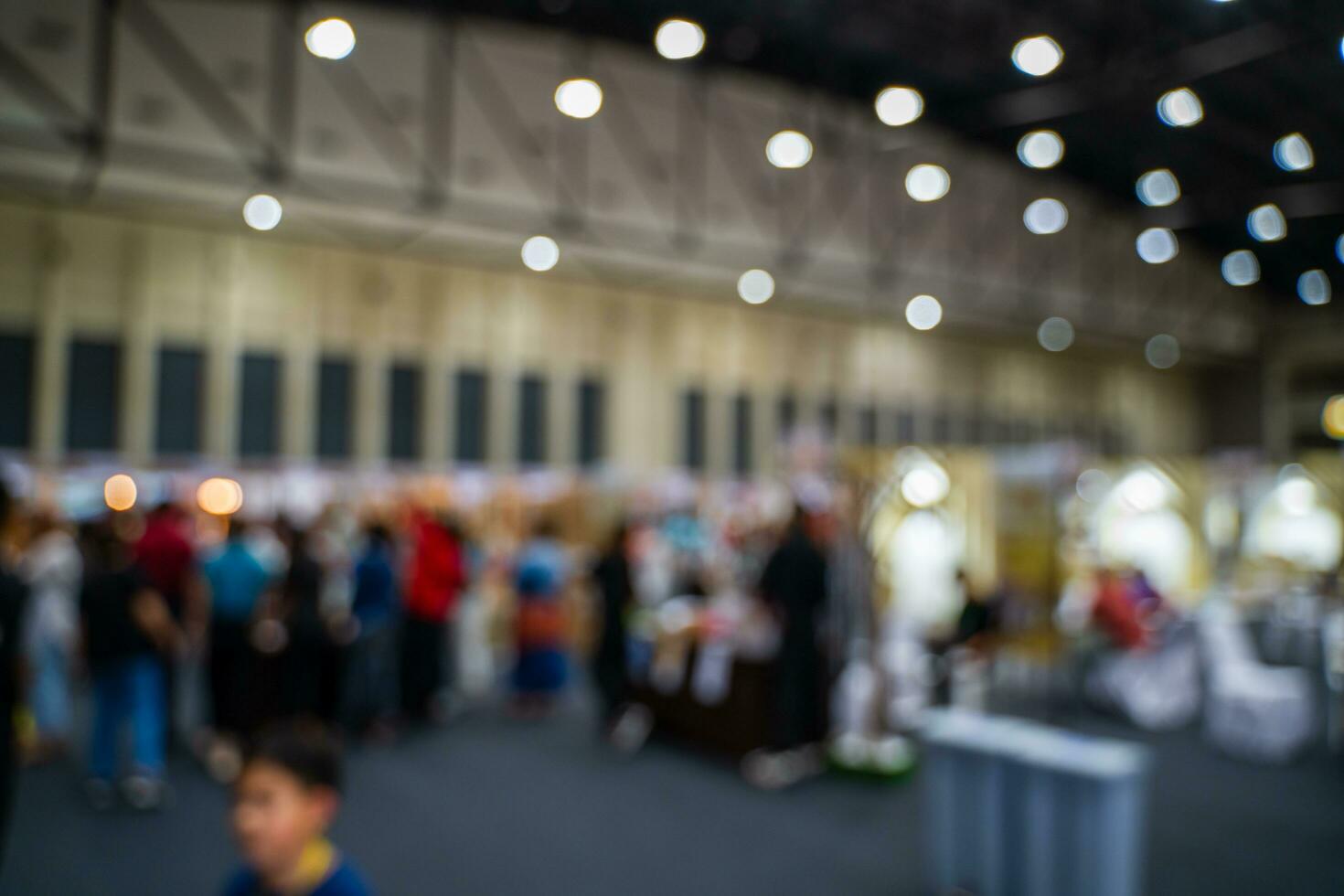 borroso imágenes de comercio ferias en el grande salón. imagen de personas caminando en un comercio justa exposición o expo dónde negocio personas espectáculo innovación actividad y presente productos en un grande salón. foto