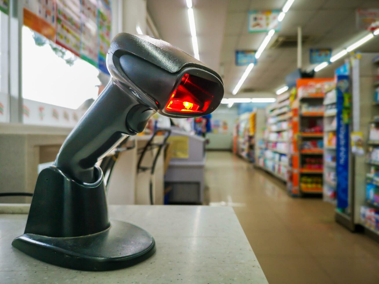 código de barras escáner en el cajero mesa en grande supermercados, selectivo enfocar, suave enfocar. foto