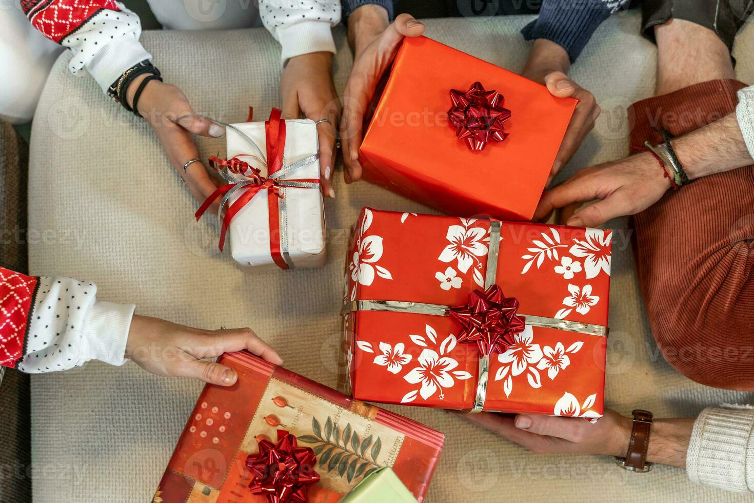 grupo de joven amigos intercambiar Navidad regalos en el sofá foto