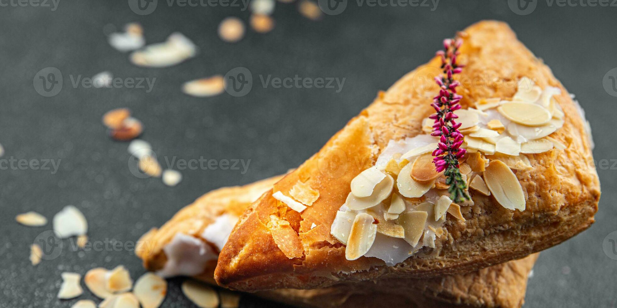 almendra triángulo pastel crema soplo Pastelería dulce postre delicioso sano comiendo Cocinando aperitivo comida comida bocadillo foto