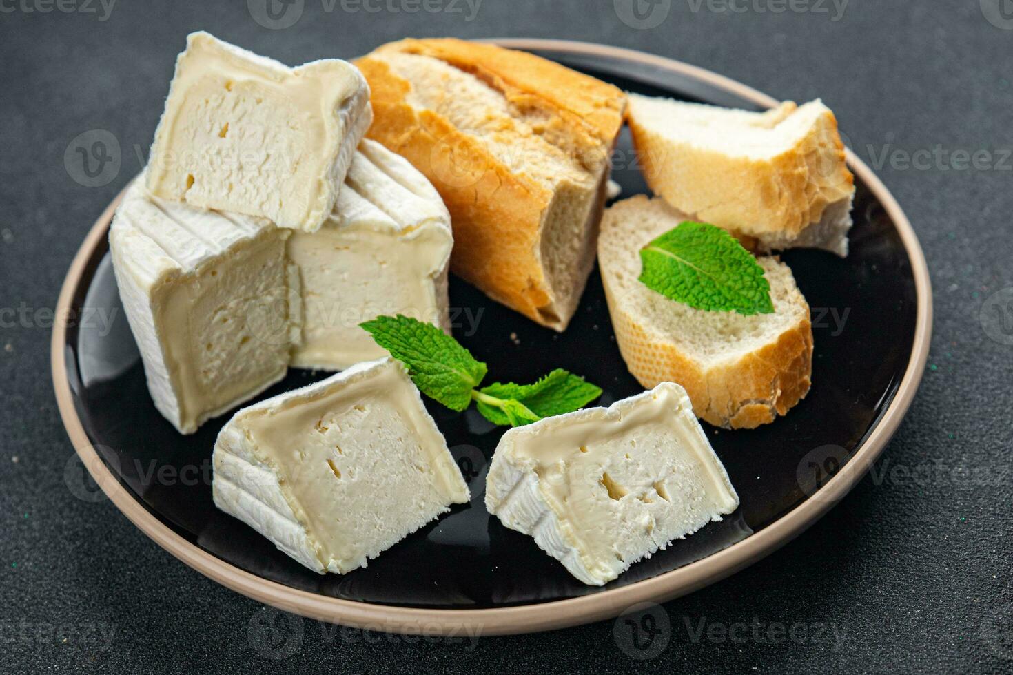 Envejecido país queso suave queso blanco molde cremoso gusto comiendo Cocinando aperitivo comida comida bocadillo en el mesa Copiar espacio comida antecedentes rústico parte superior ver foto
