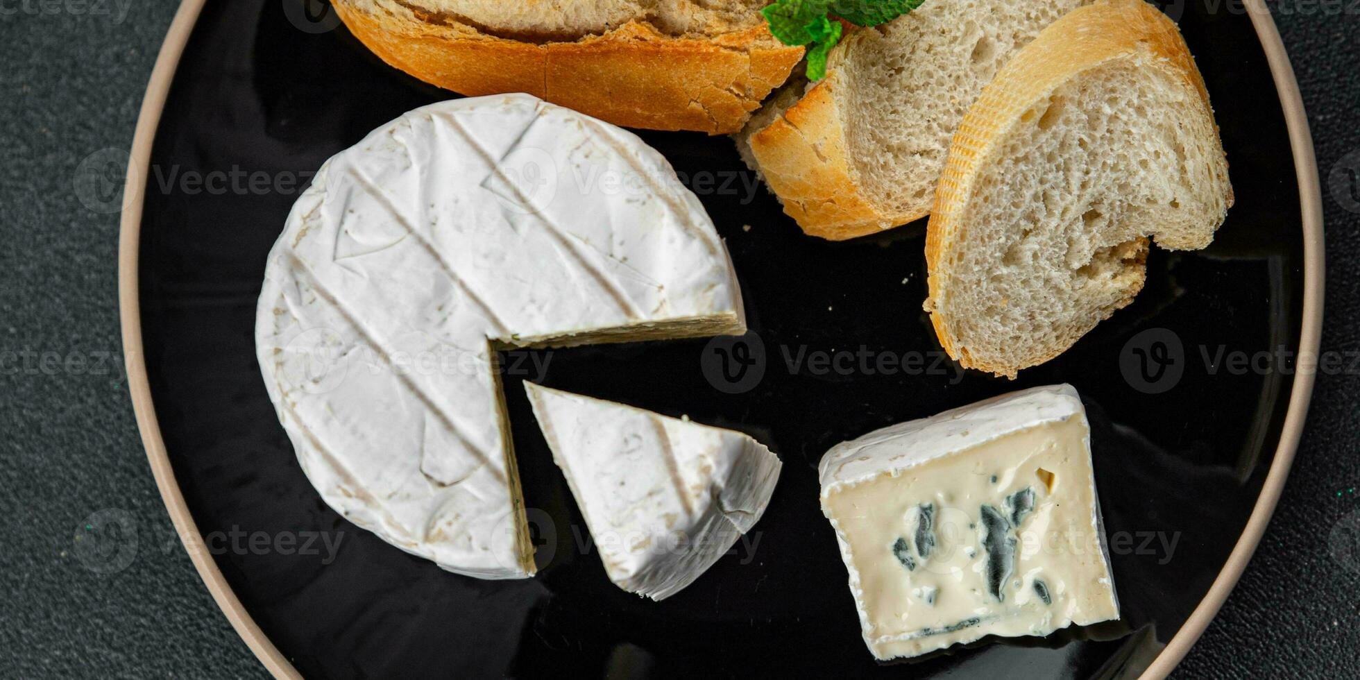 cremoso azul queso con intenso sabor suave molde queso delicioso sano comiendo Cocinando aperitivo comida comida bocadillo en el mesa foto