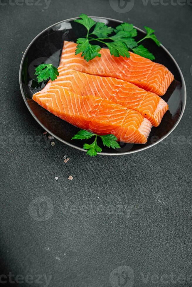 vegetal salmón producto crudo piezas gusto de pescado hongos proteína vegano producto seitán sashimi vegetal proteína seitán sin carne soja trigo clásico gusto Fresco rojo pescado comida bocadillo en el mesa Copiar espacio foto