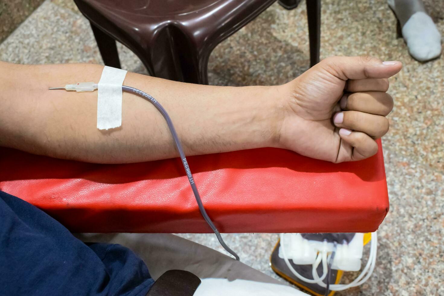 donante de sangre en el campamento de donación de sangre sostenido con una pelota hinchable en la mano en el templo balaji, vivek vihar, delhi, india, imagen para el día mundial del donante de sangre el 14 de junio de cada año, campamento de donación de sangre foto