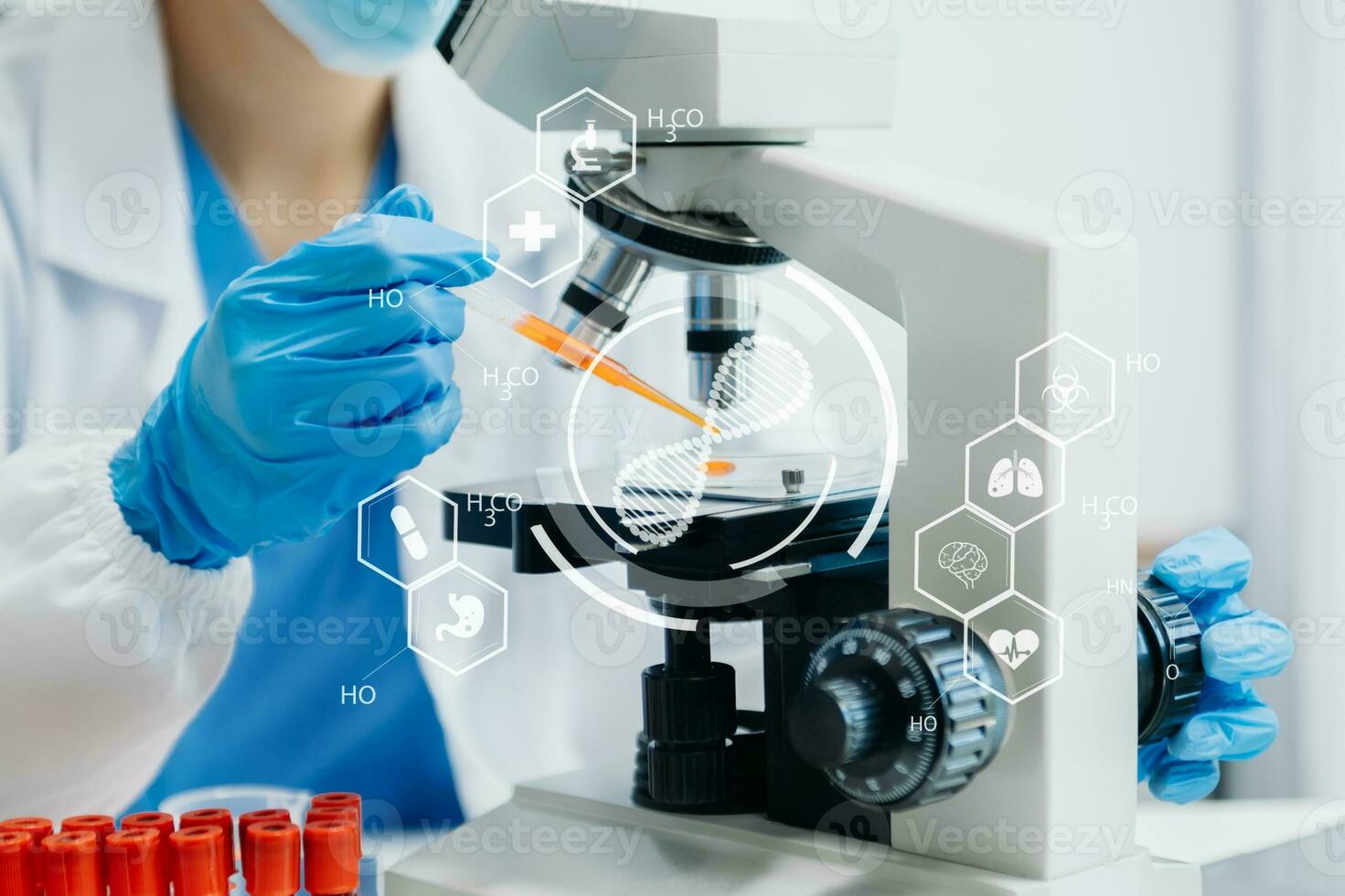 adn molécula pruebas conceptos. el médico en un máscara examina adn moléculas en el químico laboratorio con virtual icono foto