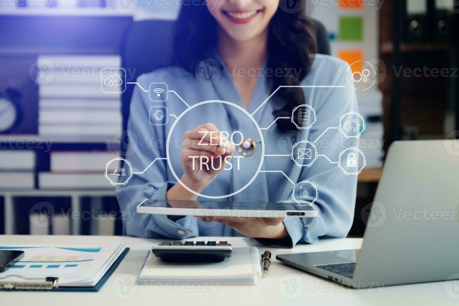 cero confiar seguridad concepto persona utilizando computadora y tableta con cero confiar icono en virtual pantalla de datos negocios foto