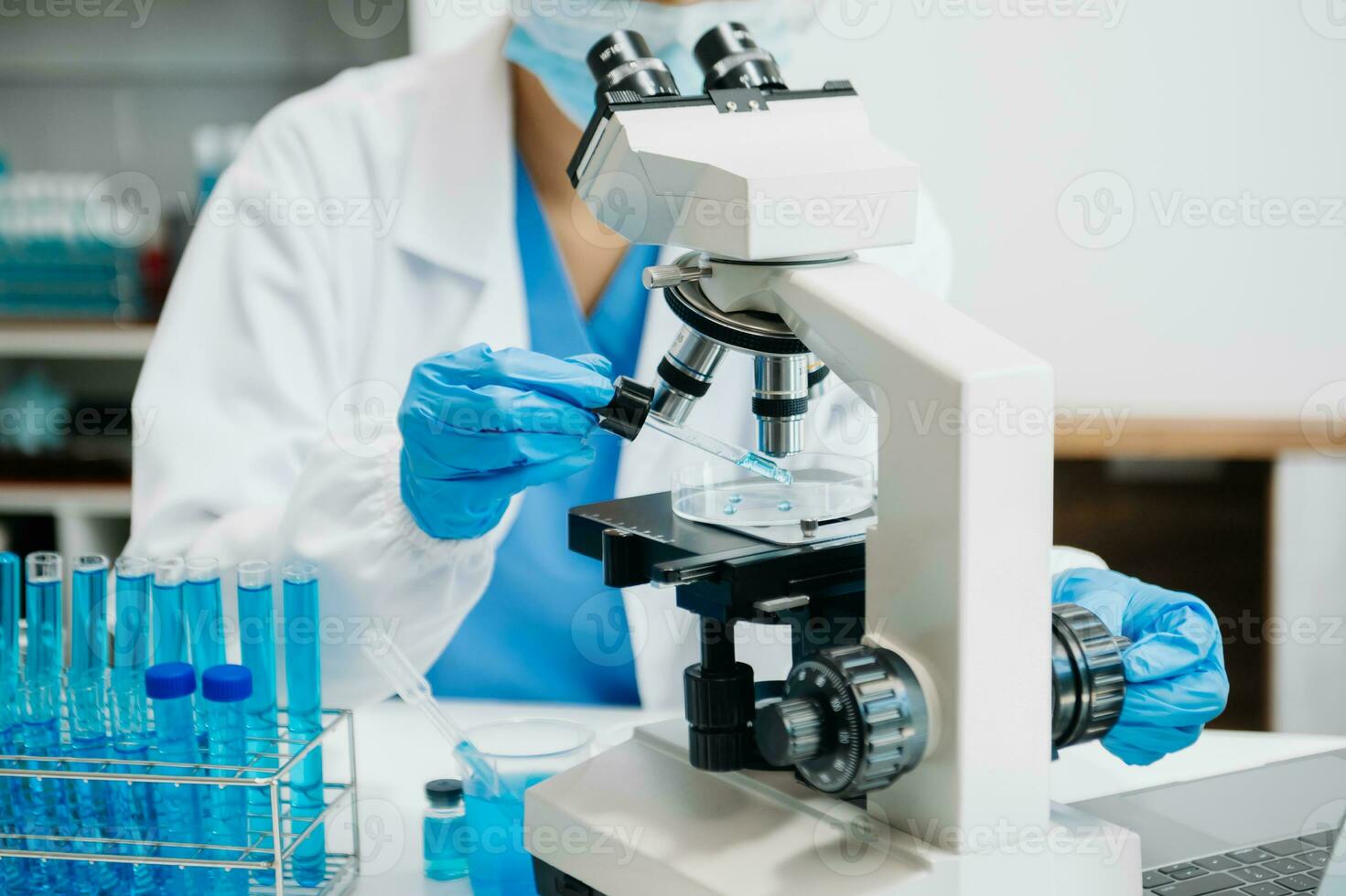moderno médico investigación laboratorio. hembra científico trabajando con micro pipetas analizando bioquímico muestras, avanzado Ciencias químico laboratorio foto