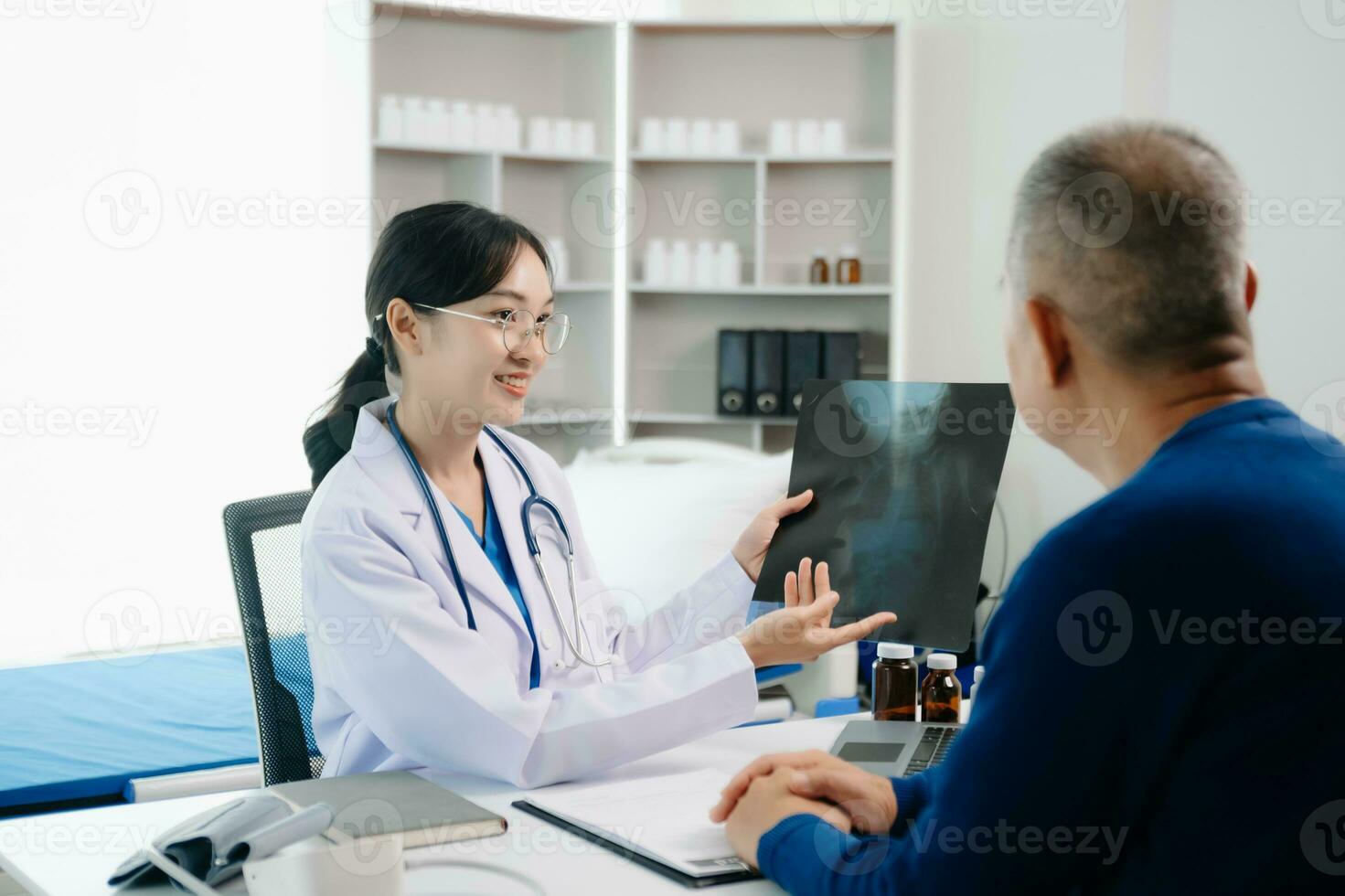 Female doctors, specialists in treatment, make an appointment to meet patients after x-ray and explain medical information Medicine and health care concept photo