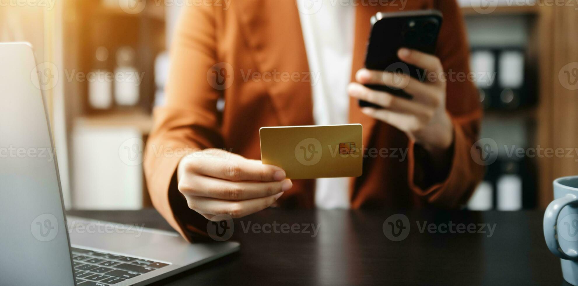 mujer de negocios mano utilizando inteligente teléfono, tableta pagos y participación crédito tarjeta en línea compras, omni canal, digital tableta computadora foto