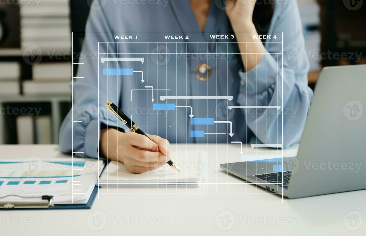 gerente de proyecto trabajando y actualizando tareas con hitos de planificación de progreso y diagrama de programación de diagramas de gantt. negocios que trabajan con teléfonos inteligentes, tabletas y computadoras portátiles foto