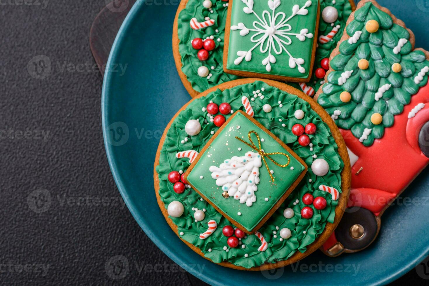 hermosa Navidad pan de jengibre galletas en un redondo cerámico plato foto