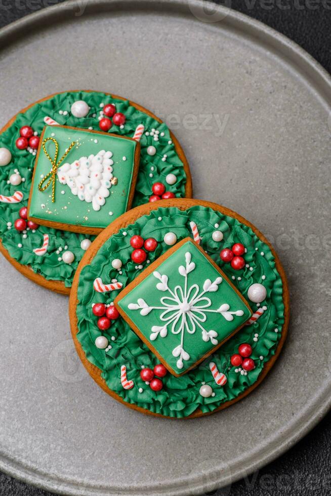 hermosa festivo Navidad pan de jengibre hecho por mano con decoración elementos foto