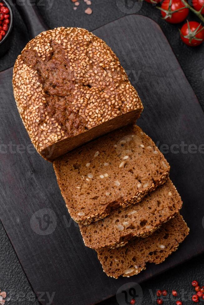 delicioso Fresco crujiente marrón un pan con semillas y granos foto