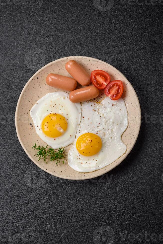 frito pollo huevos, salchichas, Cereza Tomates, garbanzos, especias, sal y hierbas foto