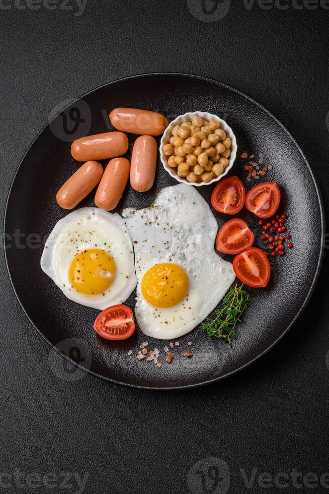 frito pollo huevos, salchichas, Cereza Tomates, garbanzos, especias, sal y hierbas foto