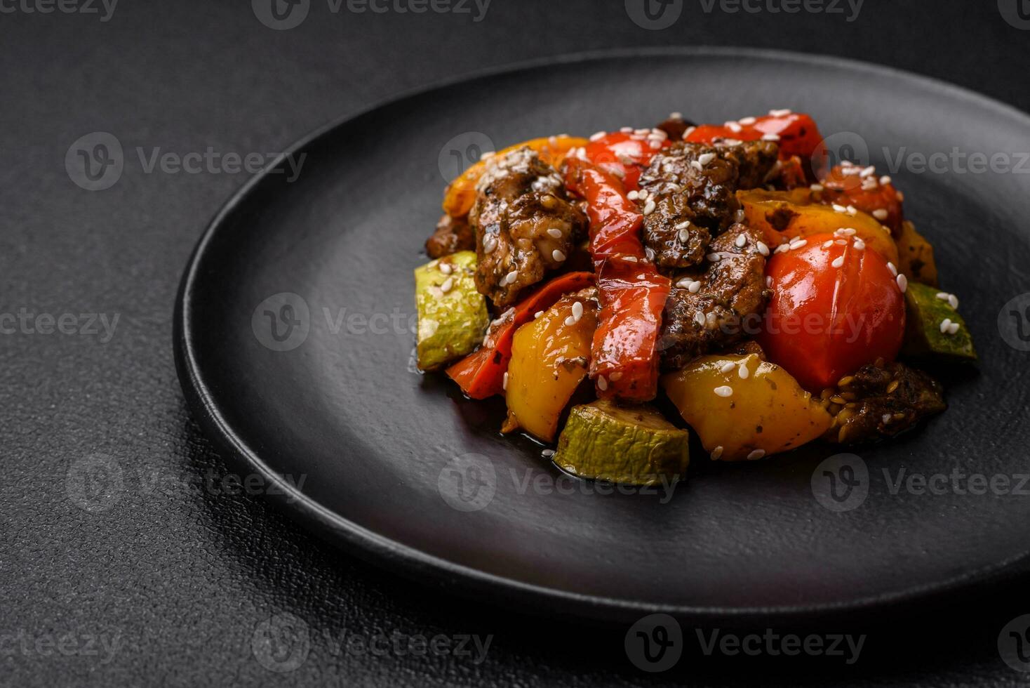 calentar ensalada con ternera, Tomates, pimientos, calabacín, sésamo, sal, especias y hierbas foto