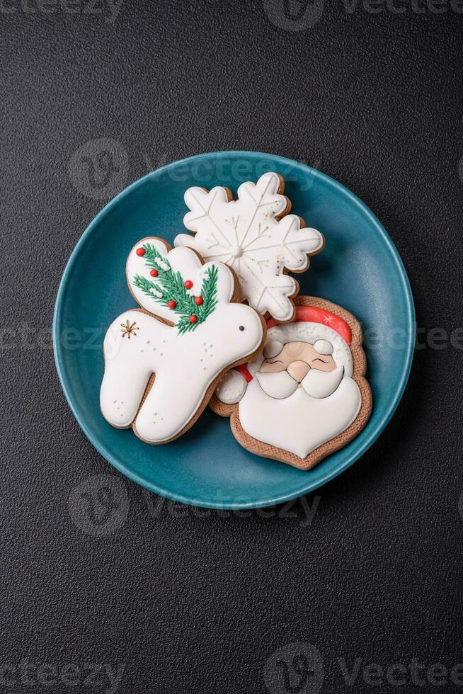 hermosa Navidad pan de jengibre galletas en un redondo cerámico plato foto