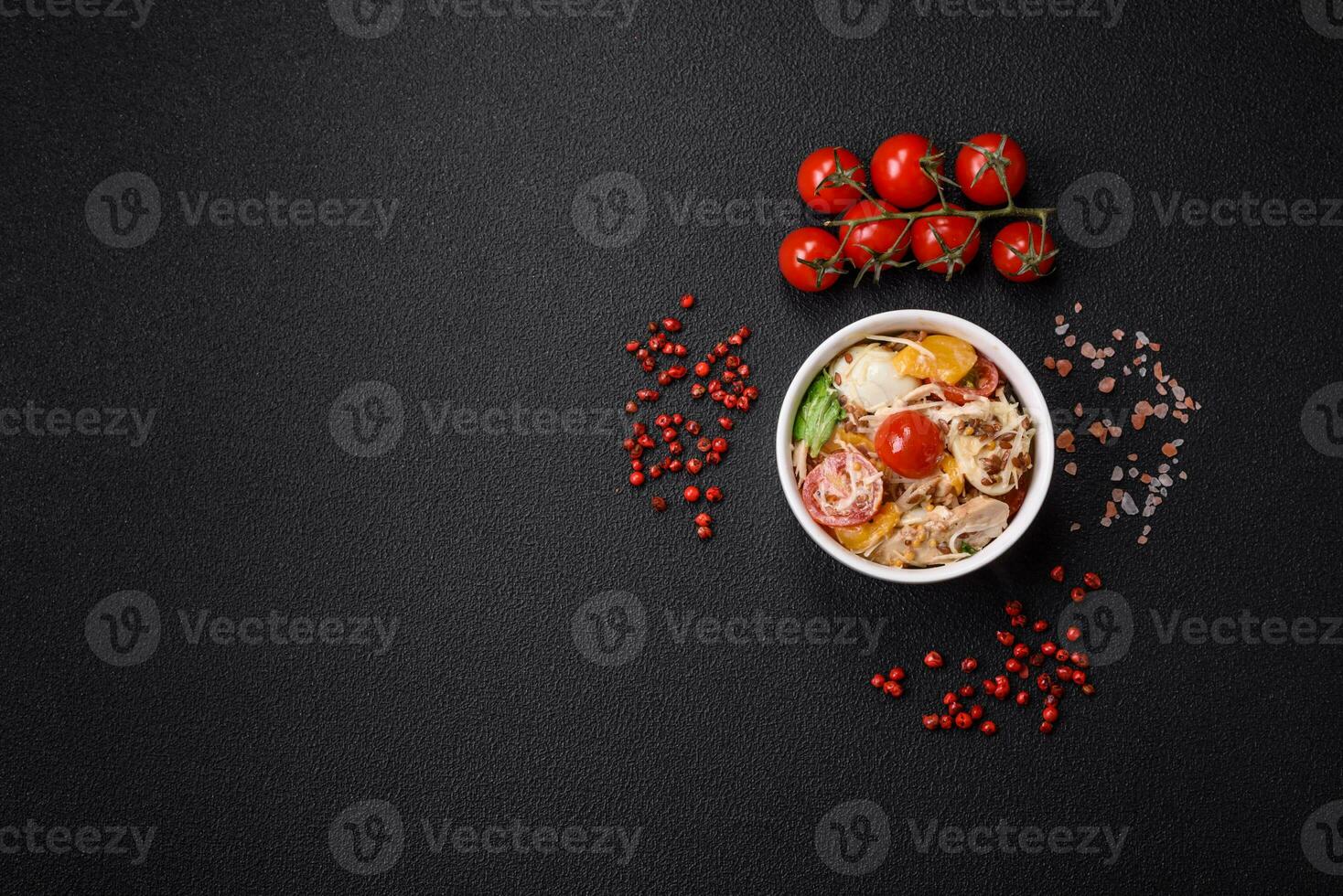 delicioso Fresco ensalada con pollo, codorniz huevos, Cereza Tomates, lechuga foto