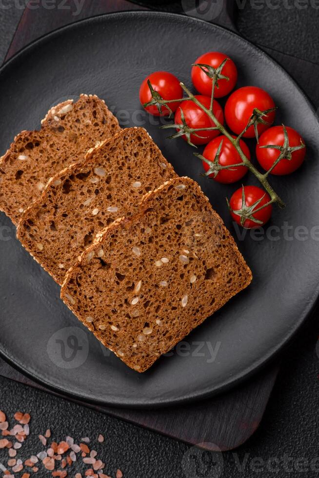 delicioso Fresco crujiente marrón un pan con semillas y granos foto