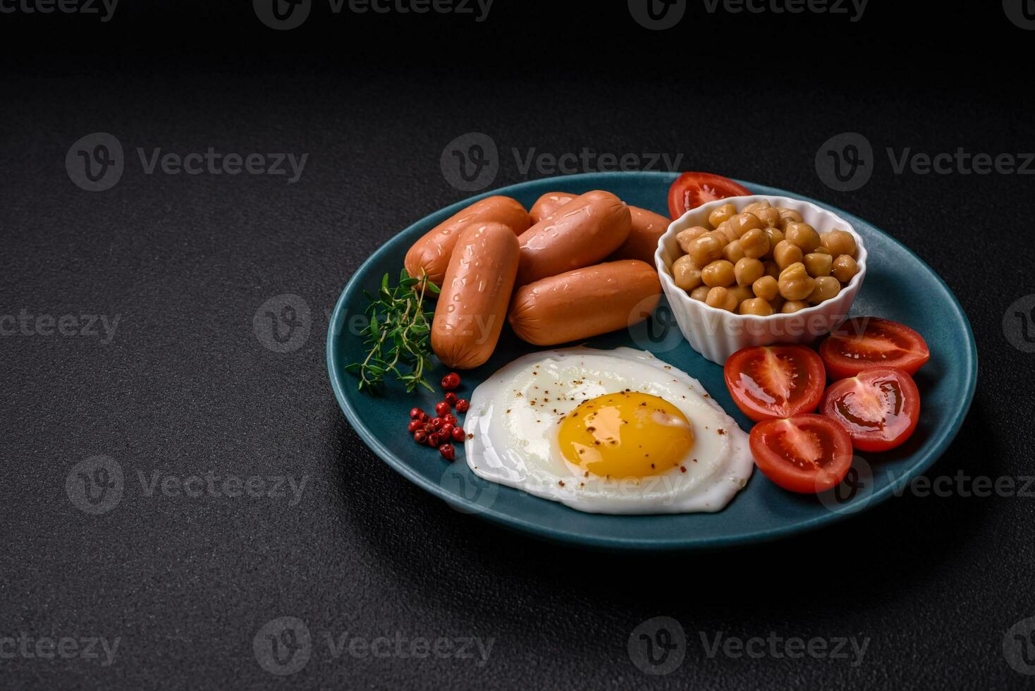 frito pollo huevos, salchichas, Cereza Tomates, garbanzos, especias, sal y hierbas foto