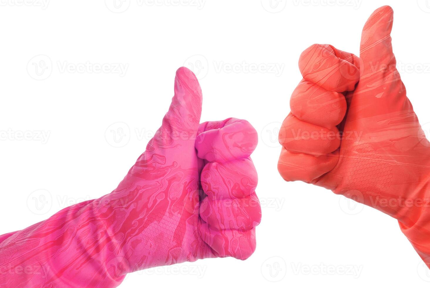 La mano de un hombre con guantes de trabajo de goma azul muestra