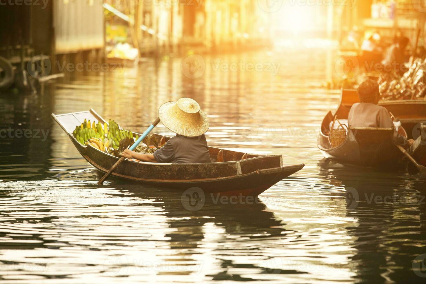 tailandés Fruta vendedor navegación de madera barco en Tailandia tradicion flotante mercado foto