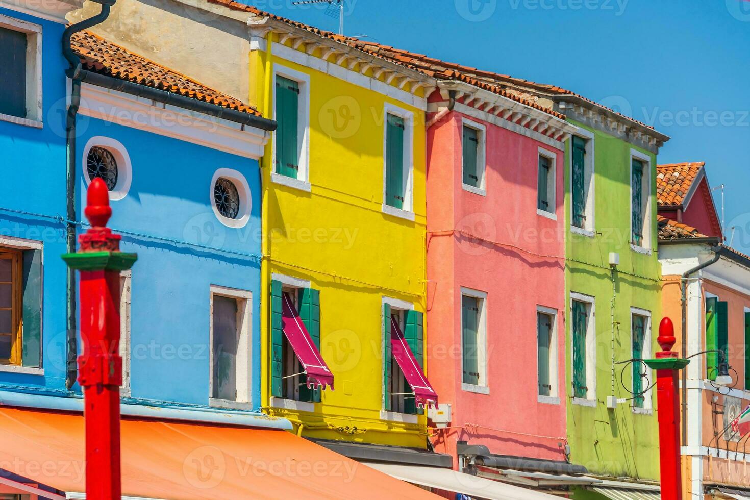 ver de el vistoso veneciano casas a el islas de burano en Venecia foto