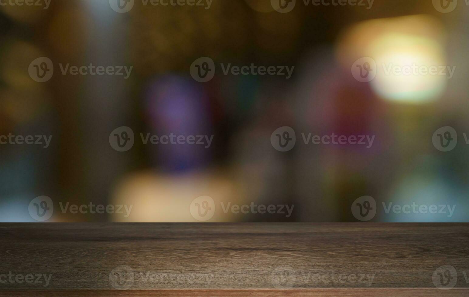 vacío madera mesa parte superior y difuminar de fuera puerta jardín antecedentes vacío de madera mesa espacio para texto márketing promoción. blanco madera mesa Copiar espacio para antecedentes foto