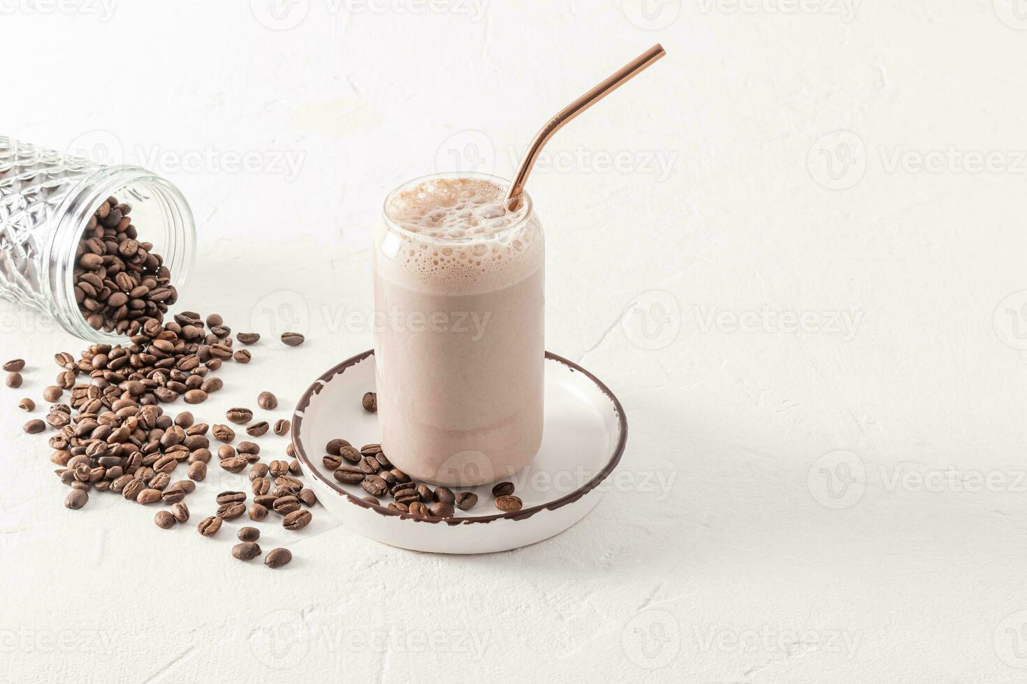 recién elaborada delicioso café latté en un vaso vaso conformado cerveza lata con eco Paja soportes en un cerámico plato con café frijoles. un Copiar espacio. foto