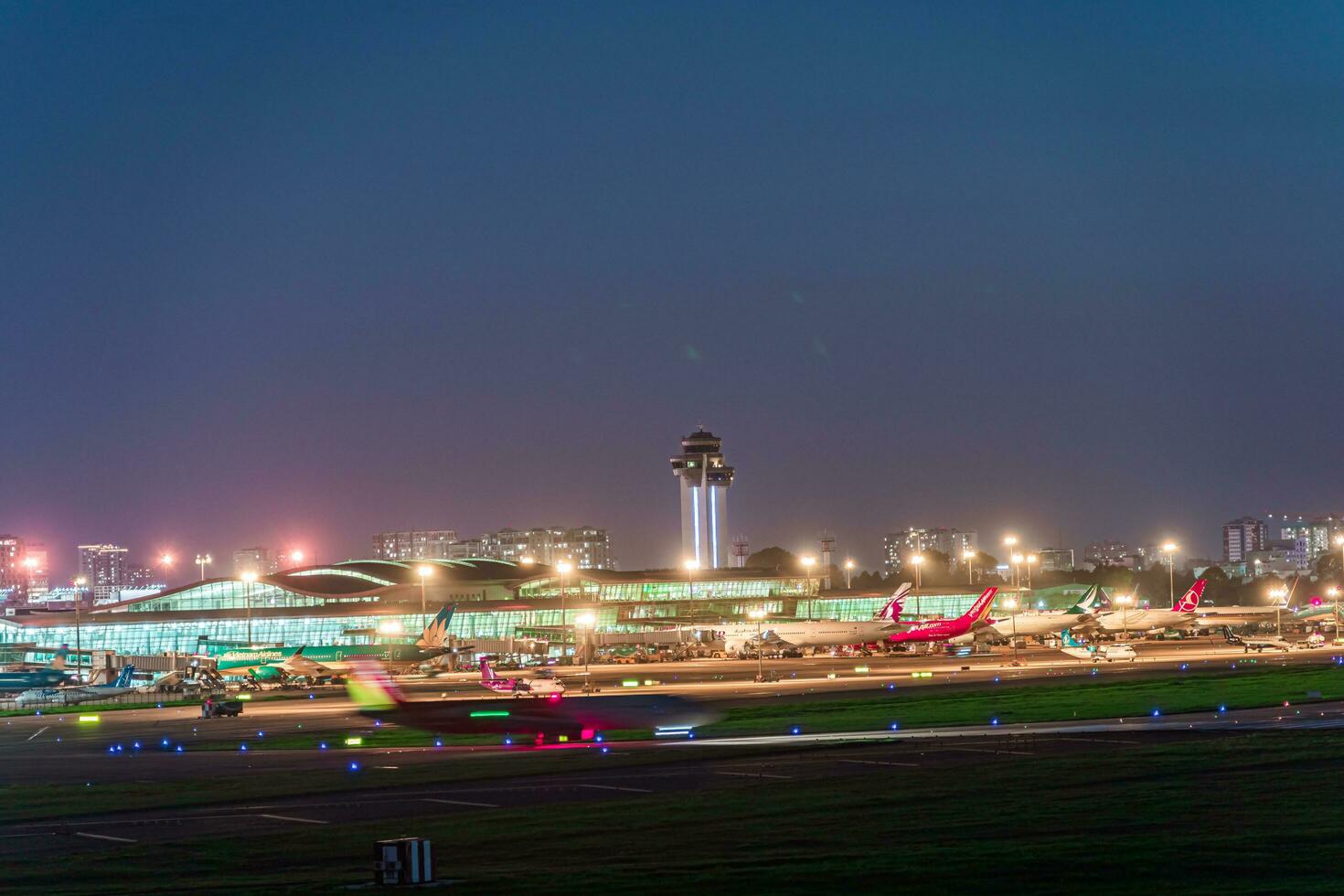 Ho chi minh, Vietnam - 7 7 agosto 2023 aerolíneas mosca pasado punto de referencia 81, el más alto edificio en Vietnam, a tierra a bronceado hijo nhat internacional aeropuerto. foto