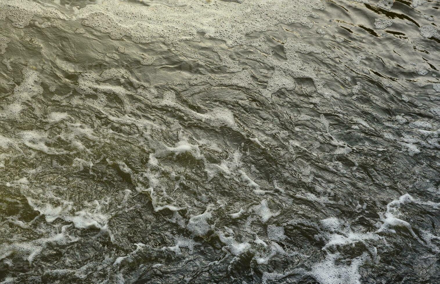 las olas de agua del río y del mar se encuentran durante la marea alta y la marea baja. superficie de agua de mar tempestuosa azul profundo con espuma blanca y patrón de ondas, foto de fondo