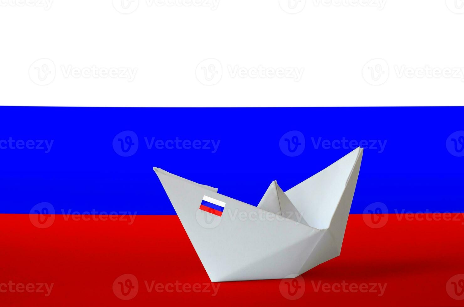 Rusia bandera representado en papel origami Embarcacion de cerca. hecho a mano letras concepto foto