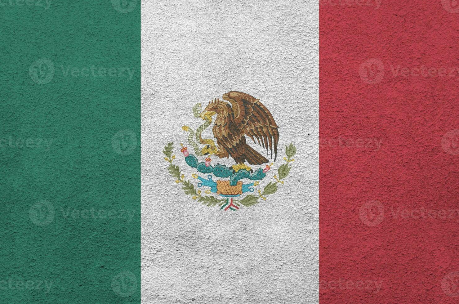 bandera de méxico representada en colores de pintura brillante en la antigua pared de yeso en relieve. banner texturizado sobre fondo áspero foto