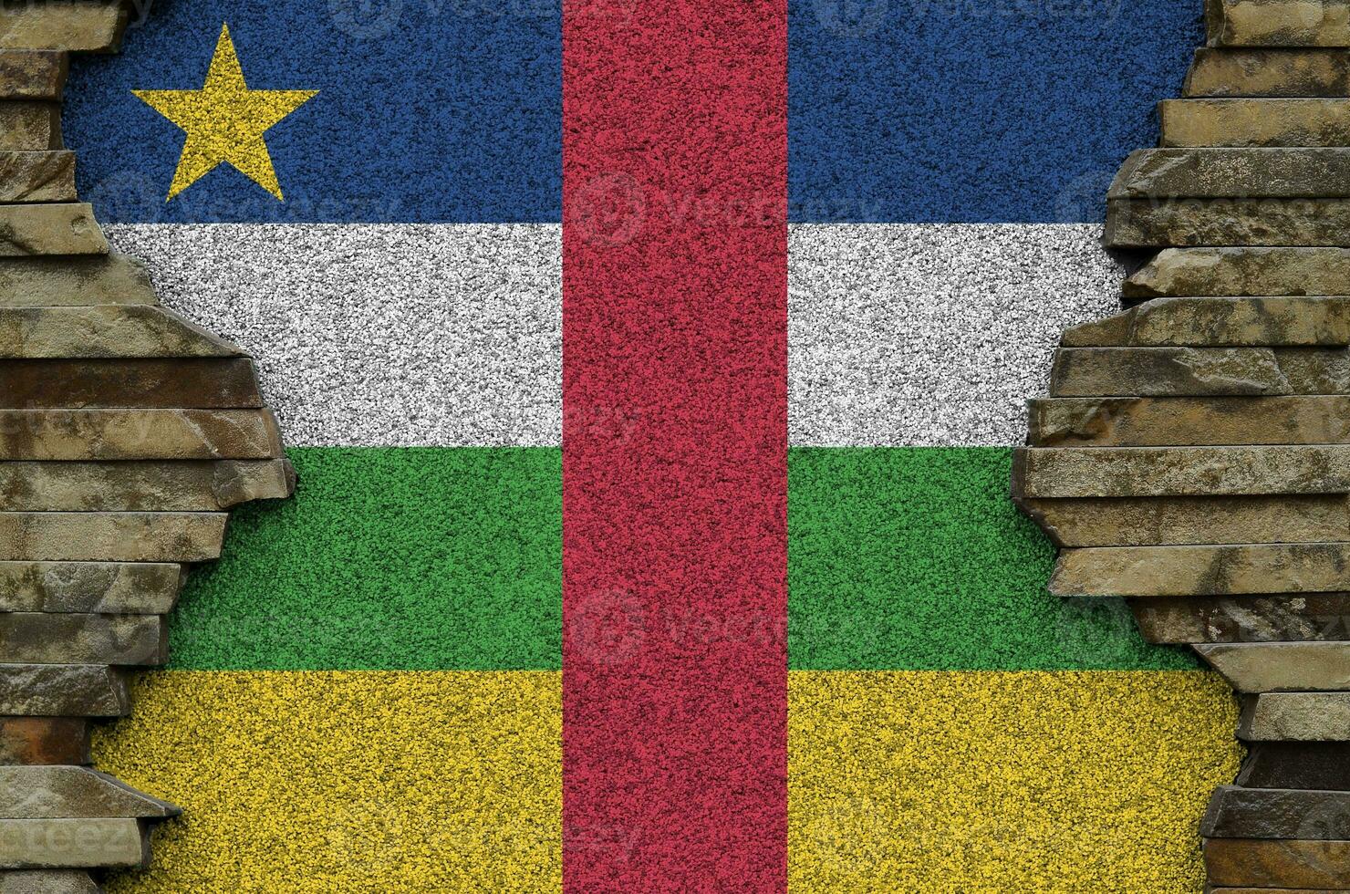 central africano república bandera representado en pintar colores en antiguo Roca pared de cerca. texturizado bandera en rock pared antecedentes foto
