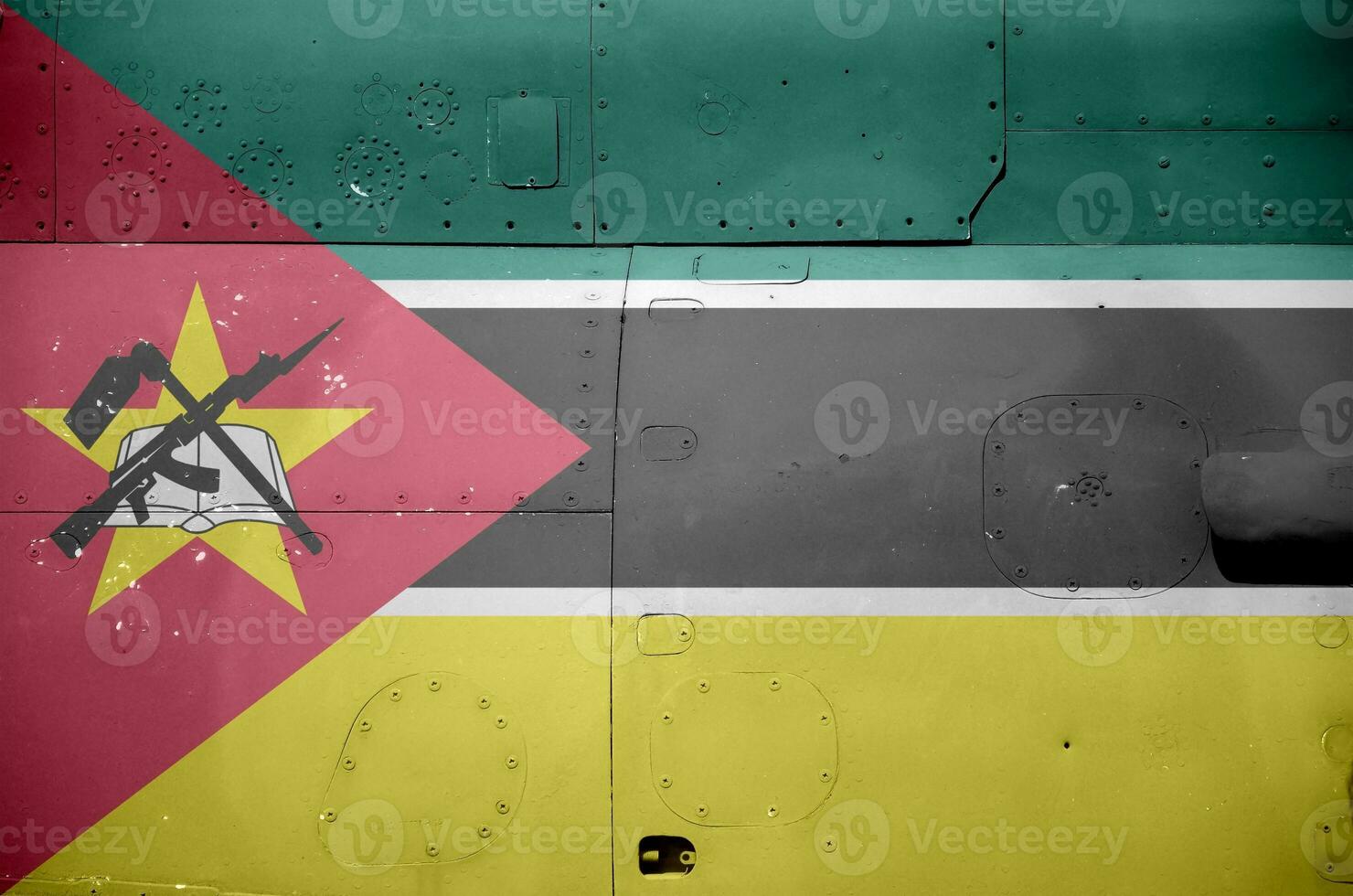 Mozambique bandera representado en lado parte de militar blindado helicóptero de cerca. Ejército efectivo aeronave conceptual antecedentes foto