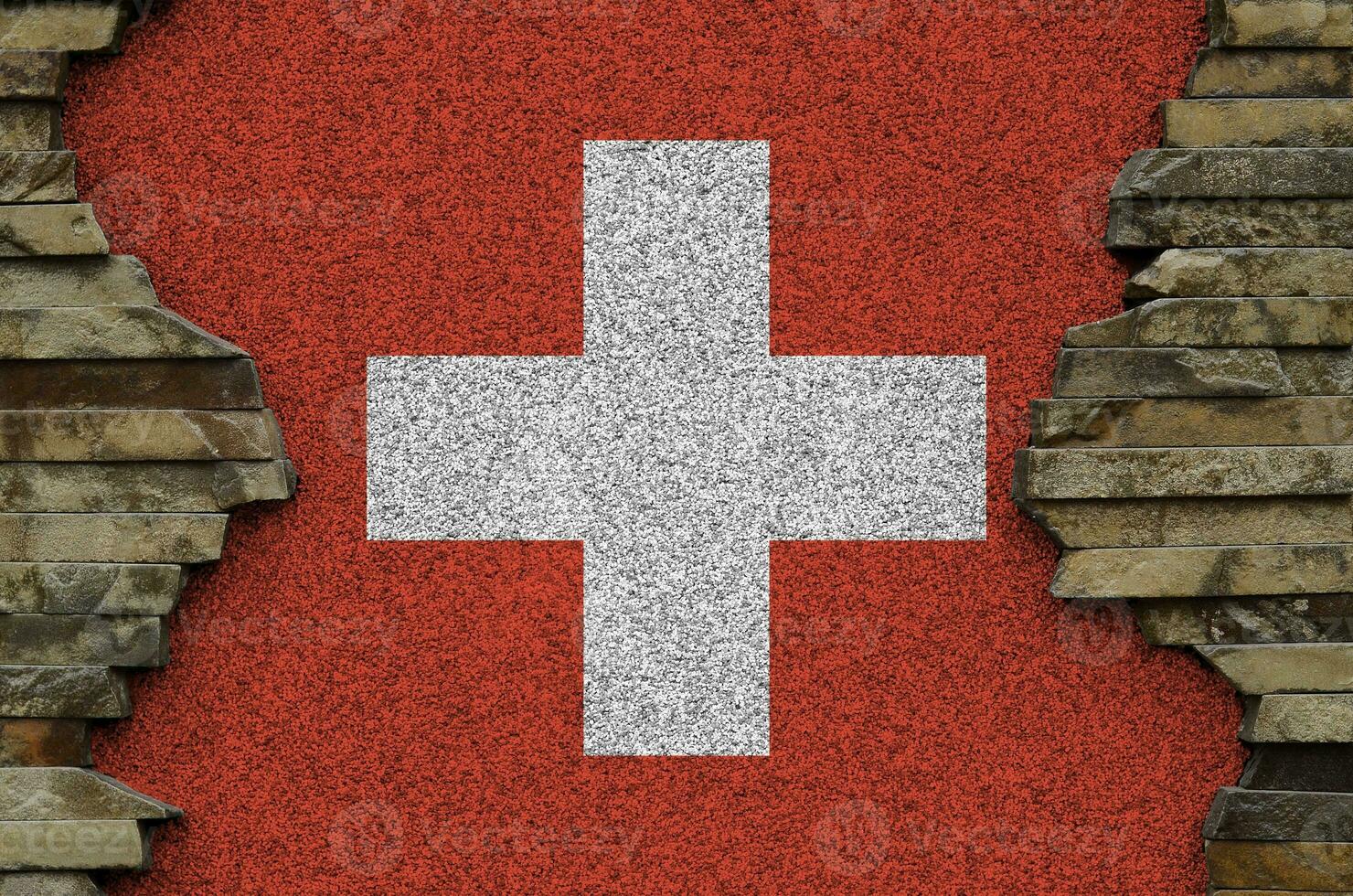 Suiza bandera representado en pintar colores en antiguo Roca pared de cerca. texturizado bandera en rock pared antecedentes foto