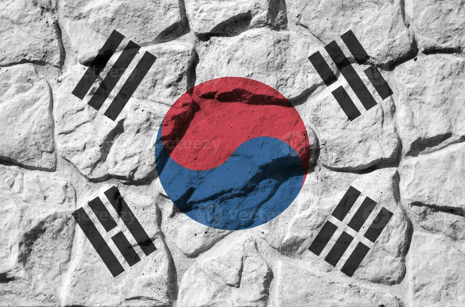 sur Corea bandera representado en pintar colores en antiguo Roca pared de cerca. texturizado bandera en rock pared antecedentes foto