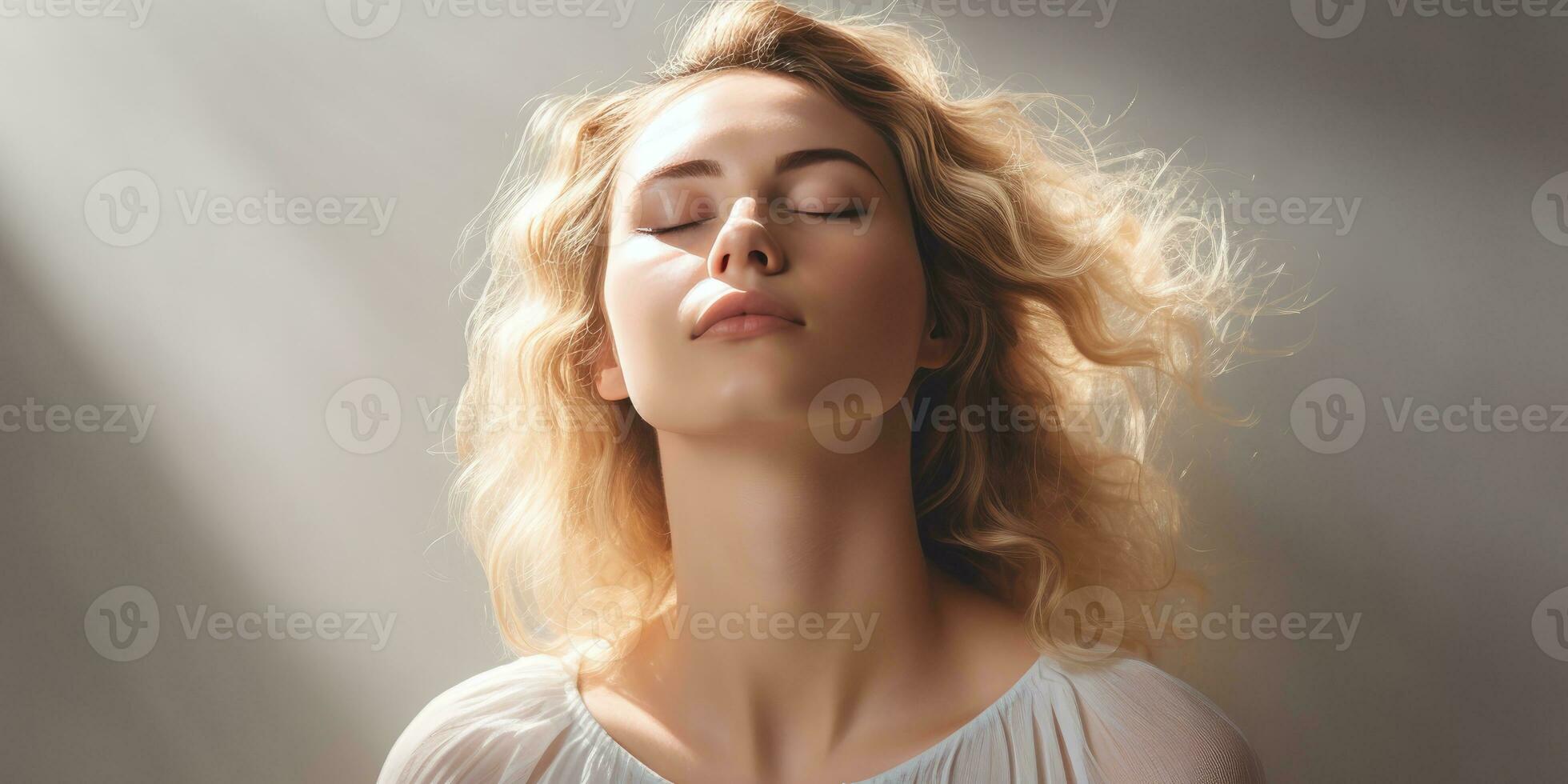 un joven mujer con su ojos cerrado en pie en contra un ligero gris fondo, generativo ai foto